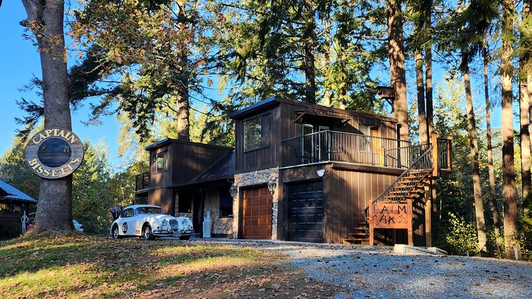 Beautiful Unique Vacation Rental with Incredible Outdoor Space Including Hot Tub, Outdoor Kitchen, and Forest Views in Duncan, British Columbia