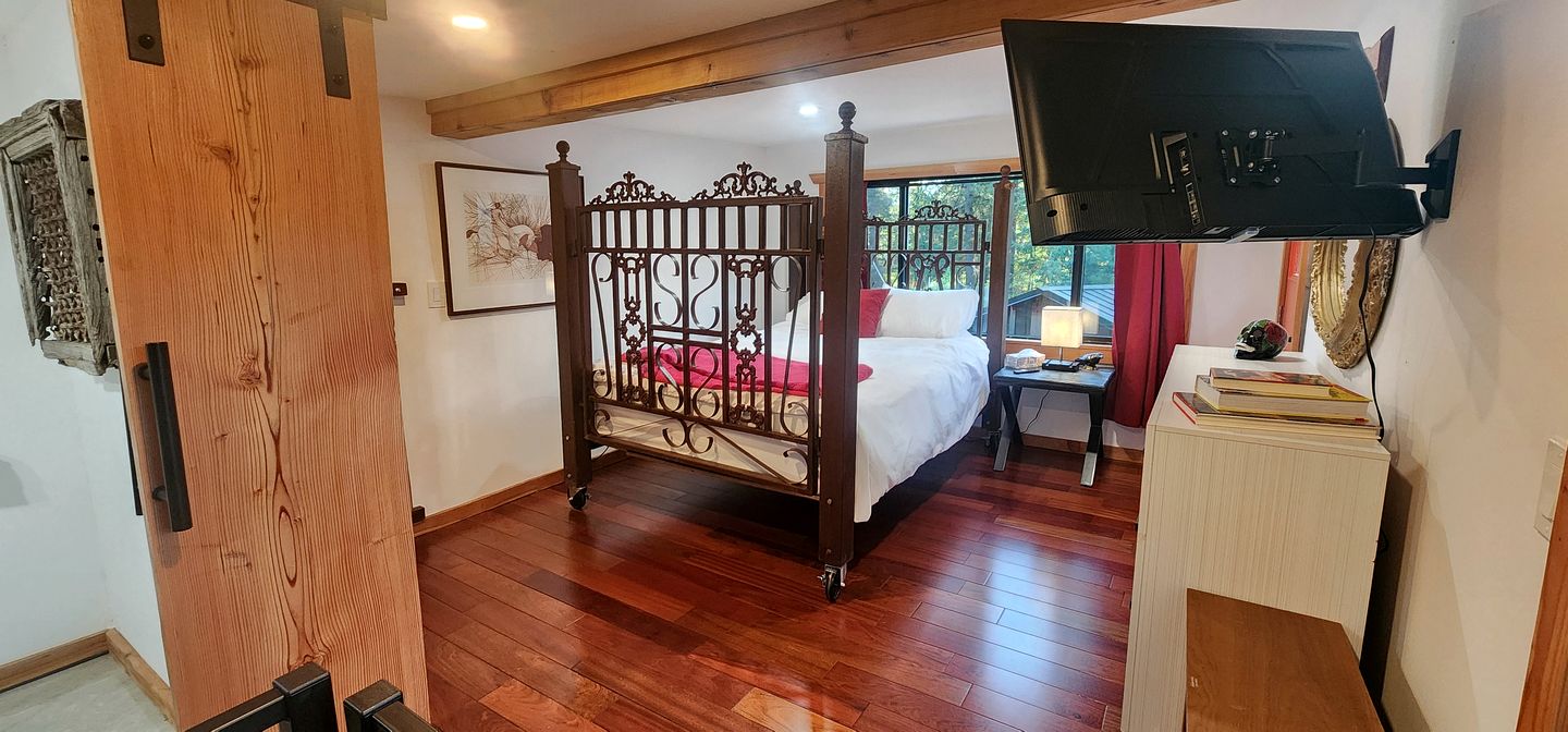 Beautiful Unique Vacation Rental with Incredible Outdoor Space Including Hot Tub, Outdoor Kitchen, and Forest Views in Duncan, British Columbia