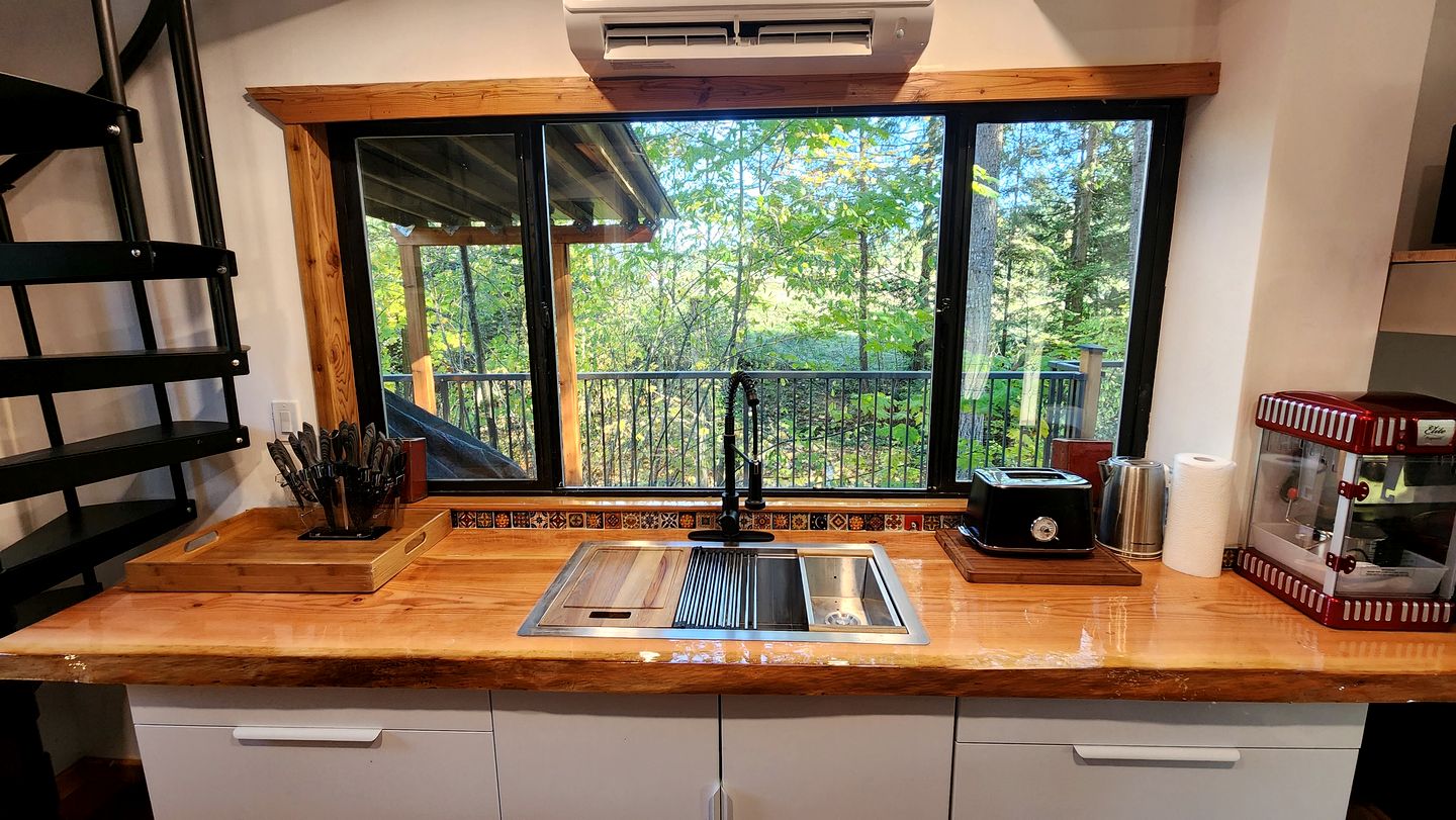 Beautiful Unique Vacation Rental with Incredible Outdoor Space Including Hot Tub, Outdoor Kitchen, and Forest Views in Duncan, British Columbia