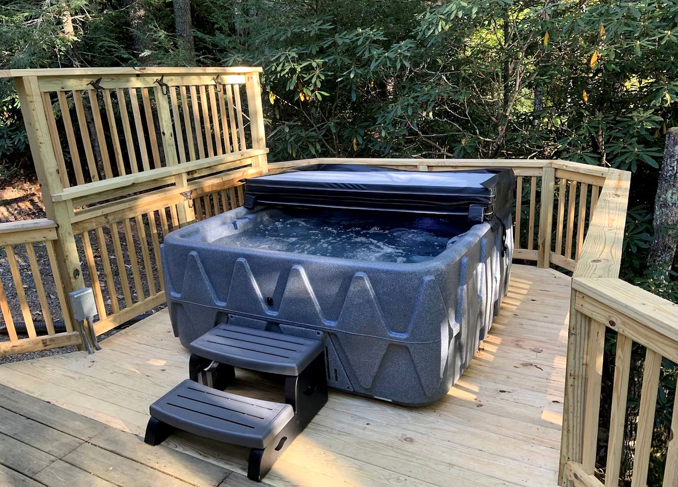 Lovely Cabin with Hot Tub Surrounded by Trees for a Peaceful Getaway in Nature in Boone, North Carolina