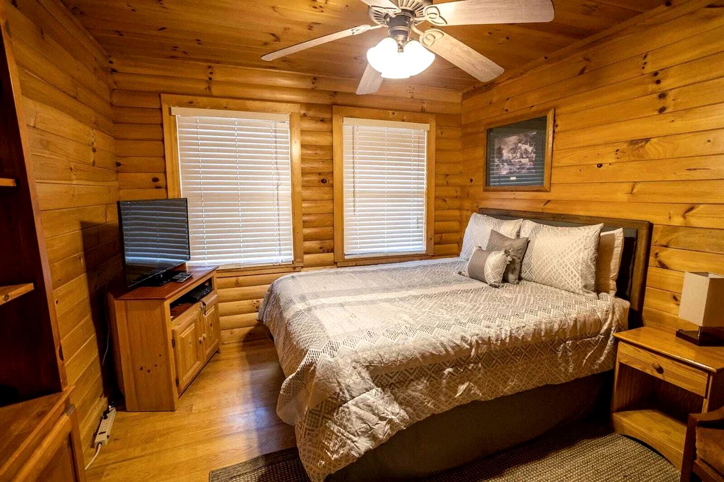 Lovely Cabin with Hot Tub Surrounded by Trees for a Peaceful Getaway in Nature in Boone, North Carolina