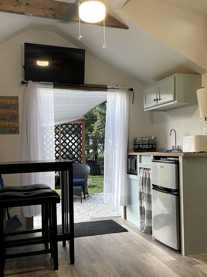 Cute Tiny House near Falmouth Heights Beach and close to Martha's Vineyard in East Falmouth, Massachusetts