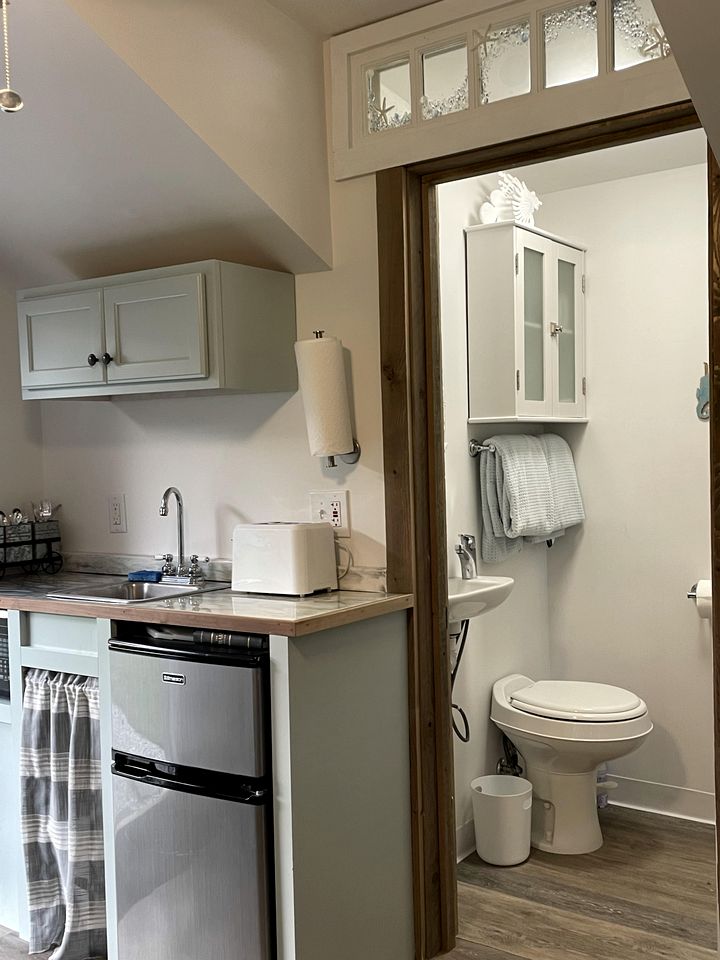 Cute Tiny House near Falmouth Heights Beach and close to Martha's Vineyard in East Falmouth, Massachusetts