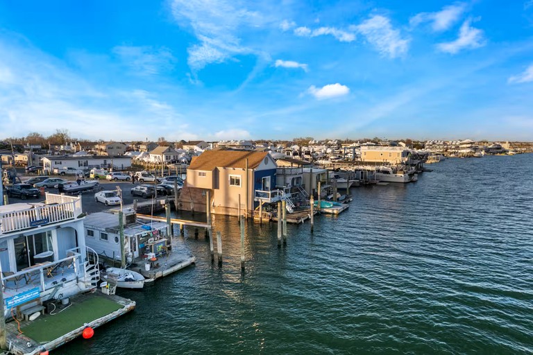 Floating Homes (United States of America, Seaford, New York)