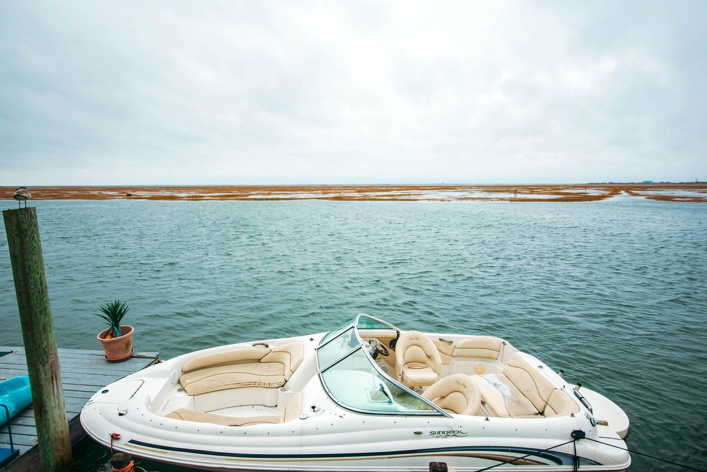 Unique Cozy A-Frame Houseboat Close to Jones Beach for an Unforgettable Coastal Getaway in Seaford, New York