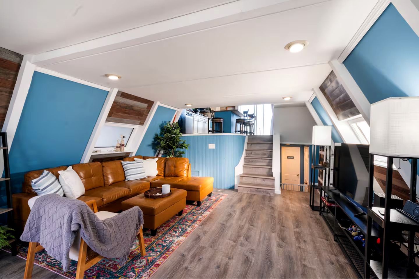 Unique Cozy A-Frame Houseboat Close to Jones Beach for an Unforgettable Coastal Getaway in Seaford, New York