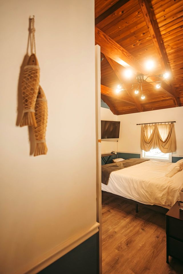 Unique Cozy A-Frame Houseboat Close to Jones Beach for an Unforgettable Coastal Getaway in Seaford, New York