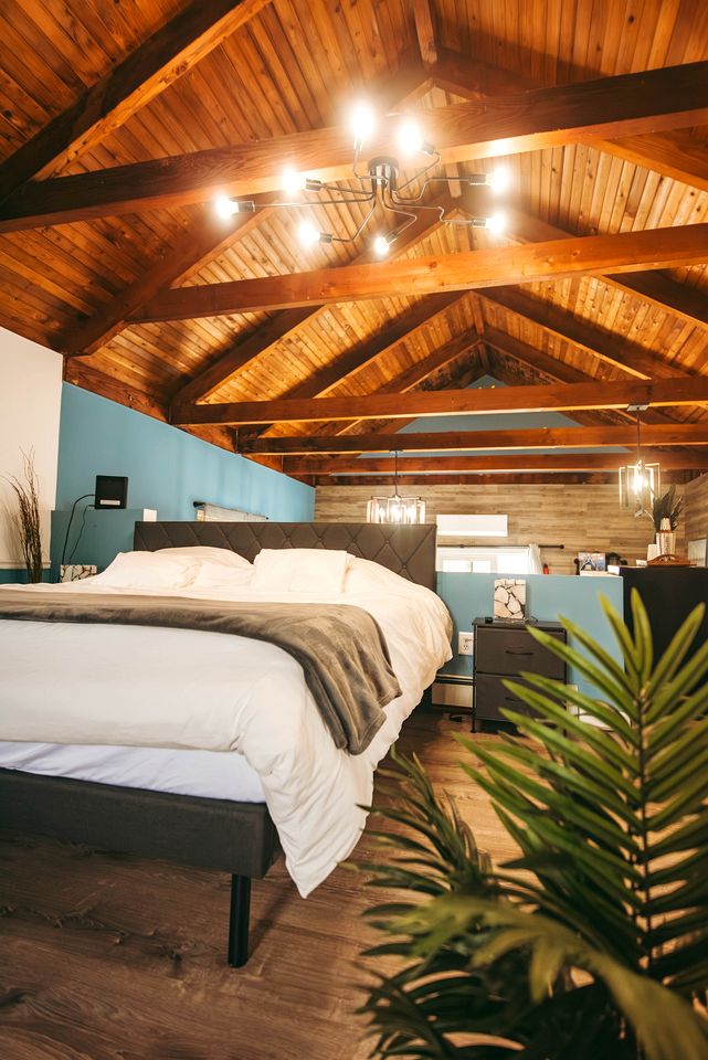 Unique Cozy A-Frame Houseboat Close to Jones Beach for an Unforgettable Coastal Getaway in Seaford, New York