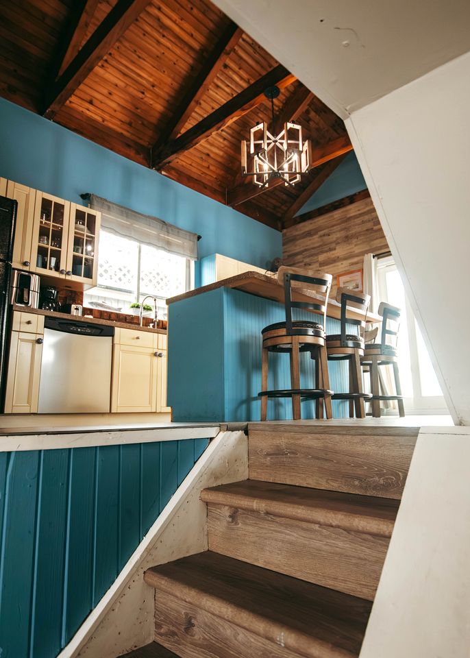 Unique Cozy A-Frame Houseboat Close to Jones Beach for an Unforgettable Coastal Getaway in Seaford, New York