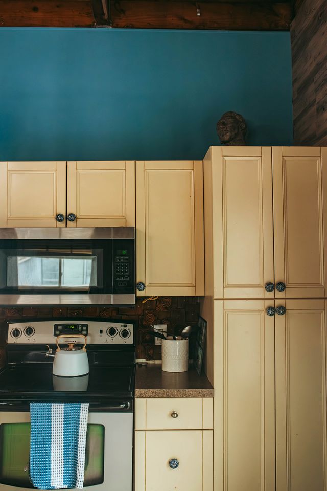 Unique Cozy A-Frame Houseboat Close to Jones Beach for an Unforgettable Coastal Getaway in Seaford, New York