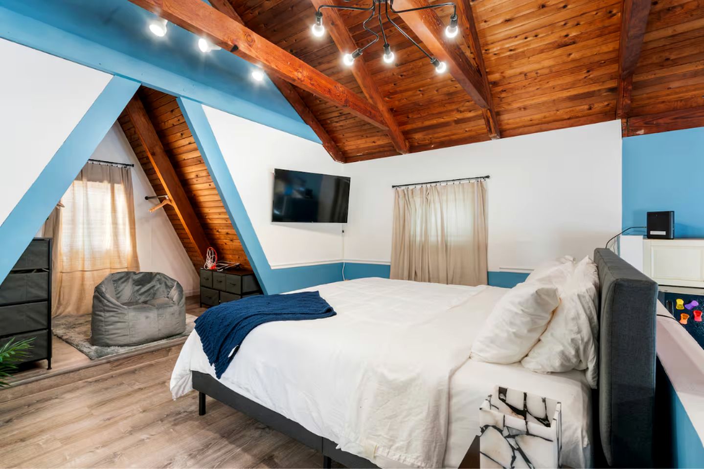 Unique Cozy A-Frame Houseboat Close to Jones Beach for an Unforgettable Coastal Getaway in Seaford, New York