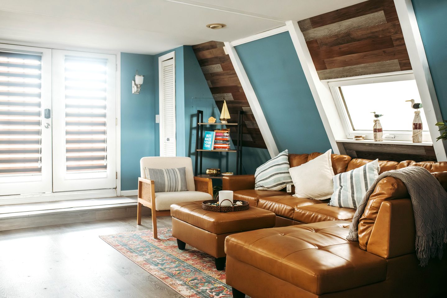 Unique Cozy A-Frame Houseboat Close to Jones Beach for an Unforgettable Coastal Getaway in Seaford, New York