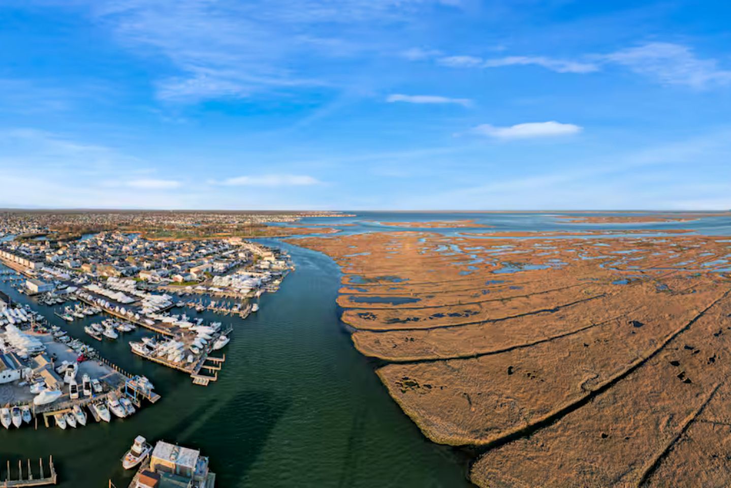 Unique Cozy A-Frame Houseboat Close to Jones Beach for an Unforgettable Coastal Getaway in Seaford, New York