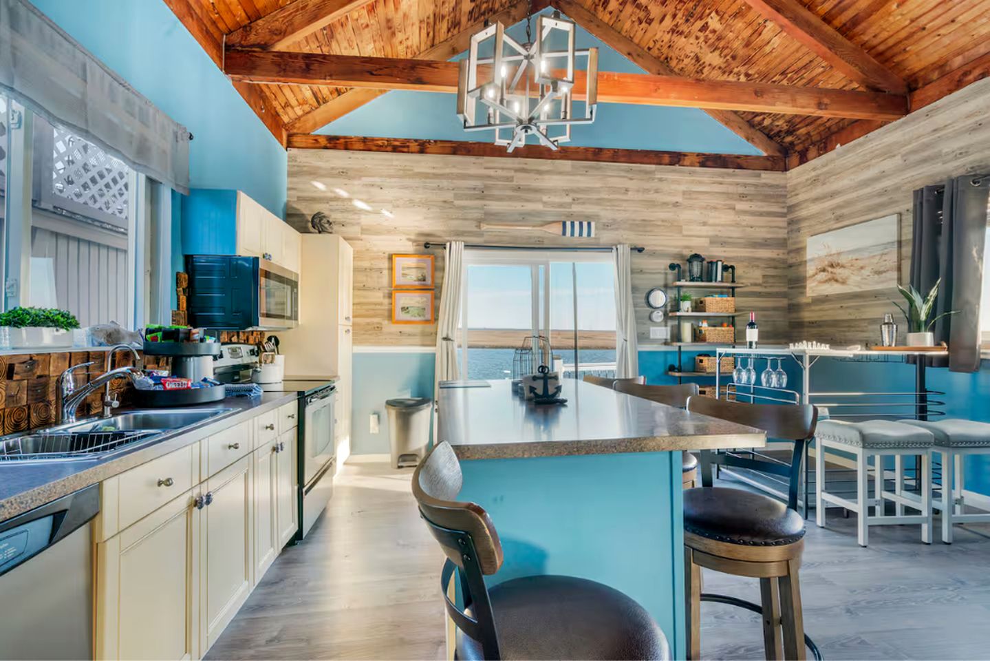 Unique Cozy A-Frame Houseboat Close to Jones Beach for an Unforgettable Coastal Getaway in Seaford, New York