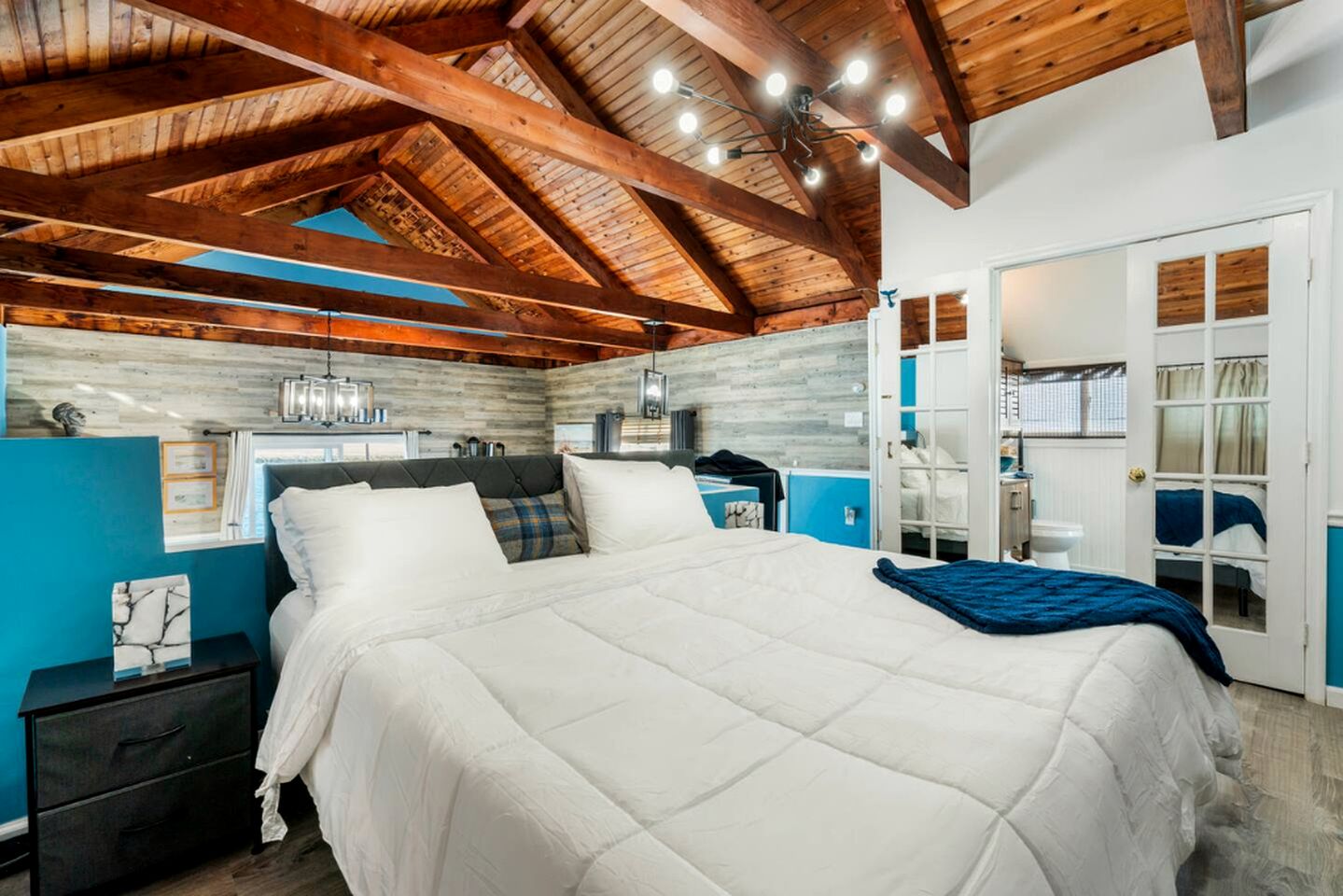 Unique Cozy A-Frame Houseboat Close to Jones Beach for an Unforgettable Coastal Getaway in Seaford, New York
