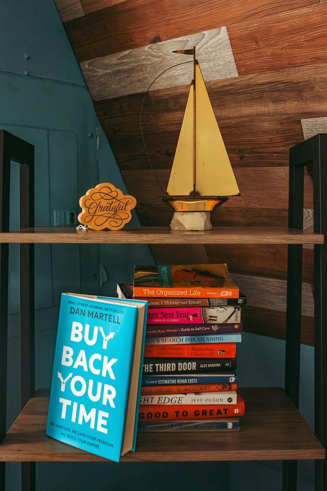 Unique Cozy A-Frame Houseboat Close to Jones Beach for an Unforgettable Coastal Getaway in Seaford, New York