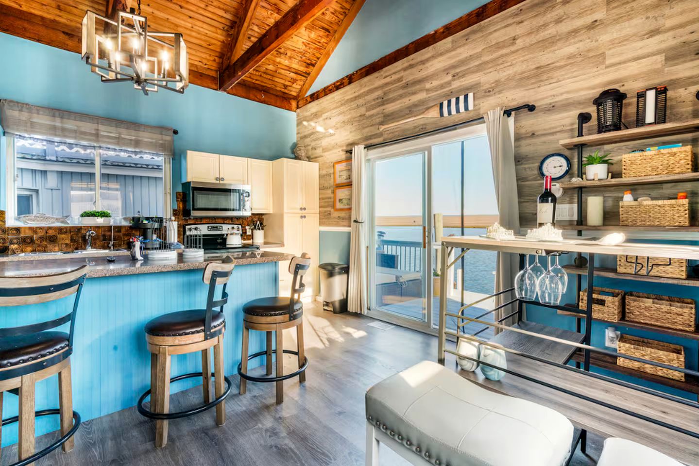 Unique Cozy A-Frame Houseboat Close to Jones Beach for an Unforgettable Coastal Getaway in Seaford, New York