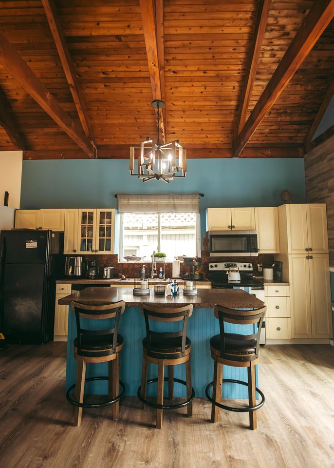 Unique Cozy A-Frame Houseboat Close to Jones Beach for an Unforgettable Coastal Getaway in Seaford, New York