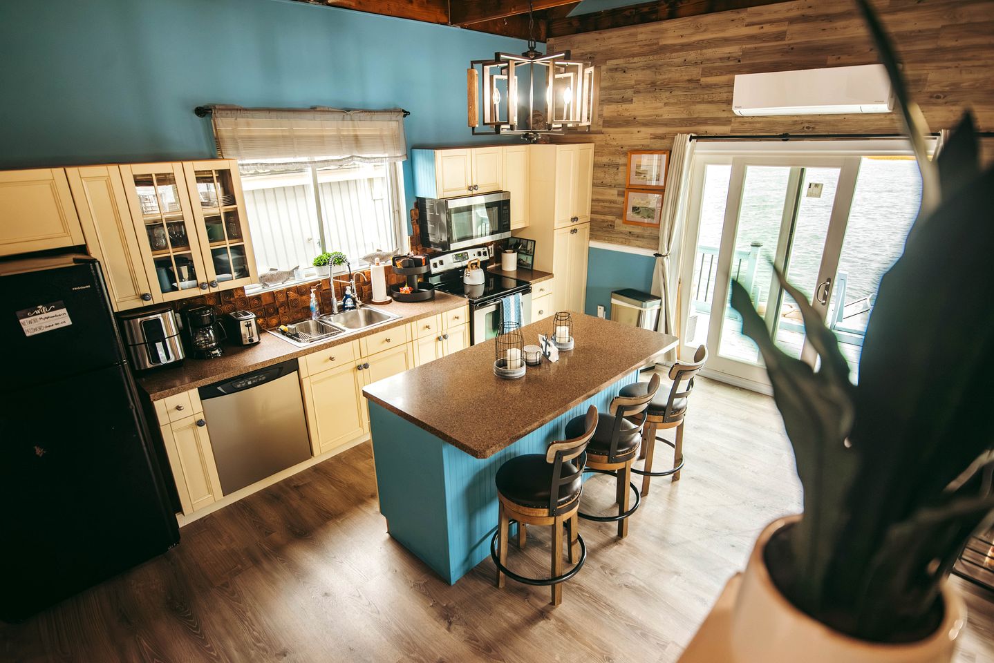 Unique Cozy A-Frame Houseboat Close to Jones Beach for an Unforgettable Coastal Getaway in Seaford, New York