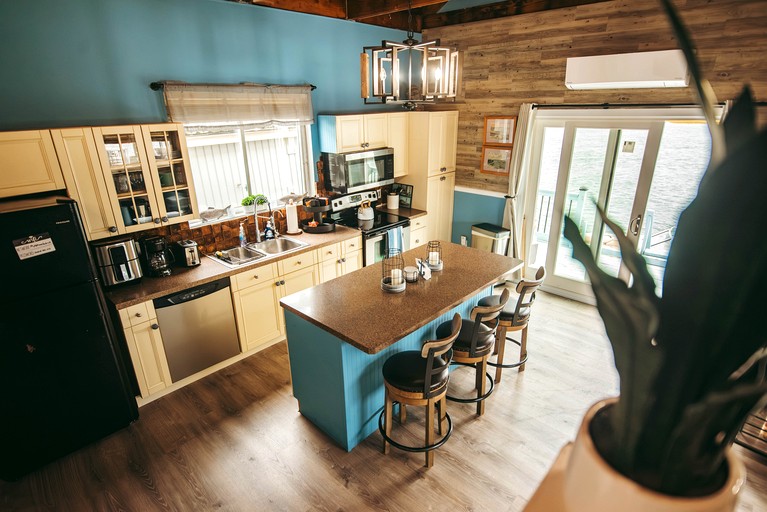 Floating Homes (United States of America, Seaford, New York)