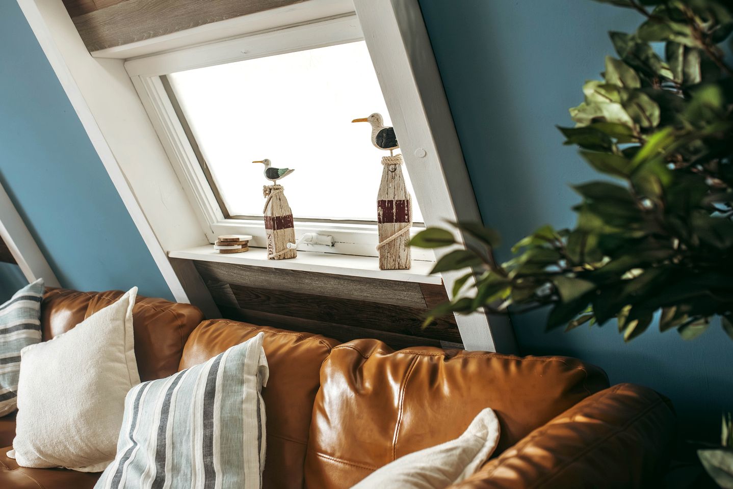 Unique Cozy A-Frame Houseboat Close to Jones Beach for an Unforgettable Coastal Getaway in Seaford, New York