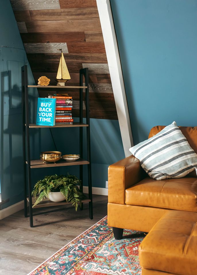 Unique Cozy A-Frame Houseboat Close to Jones Beach for an Unforgettable Coastal Getaway in Seaford, New York