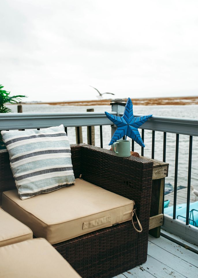 Unique Cozy A-Frame Houseboat Close to Jones Beach for an Unforgettable Coastal Getaway in Seaford, New York