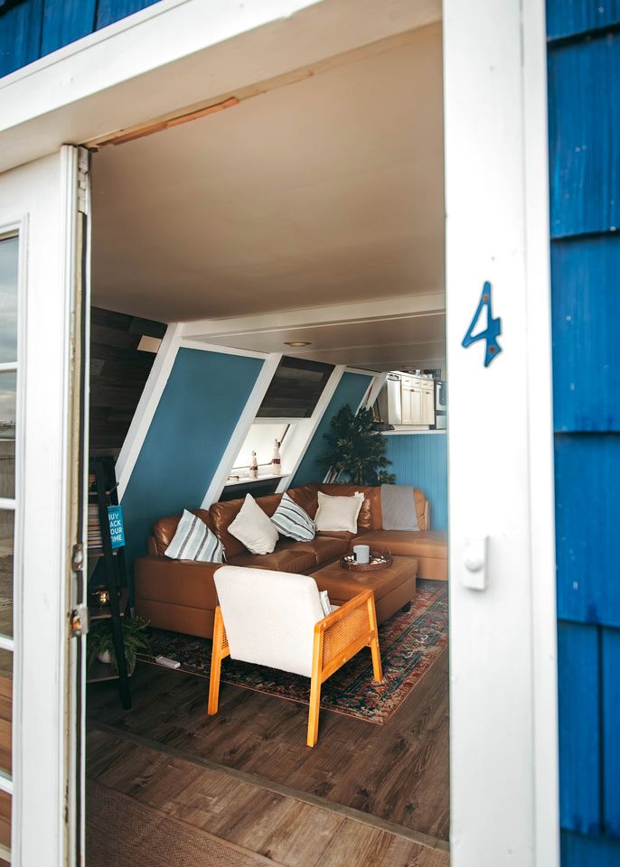 Unique Cozy A-Frame Houseboat Close to Jones Beach for an Unforgettable Coastal Getaway in Seaford, New York