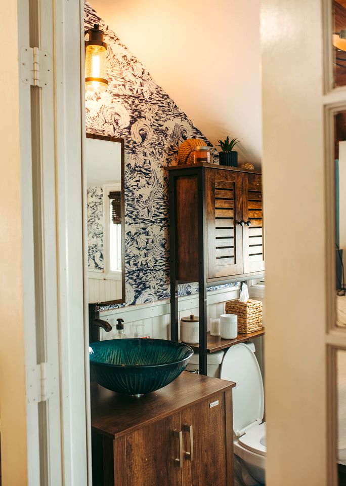 Unique Cozy A-Frame Houseboat Close to Jones Beach for an Unforgettable Coastal Getaway in Seaford, New York