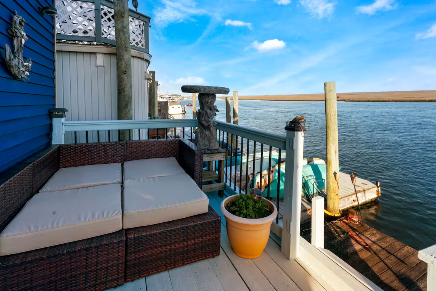 Unique Cozy A-Frame Houseboat Close to Jones Beach for an Unforgettable Coastal Getaway in Seaford, New York
