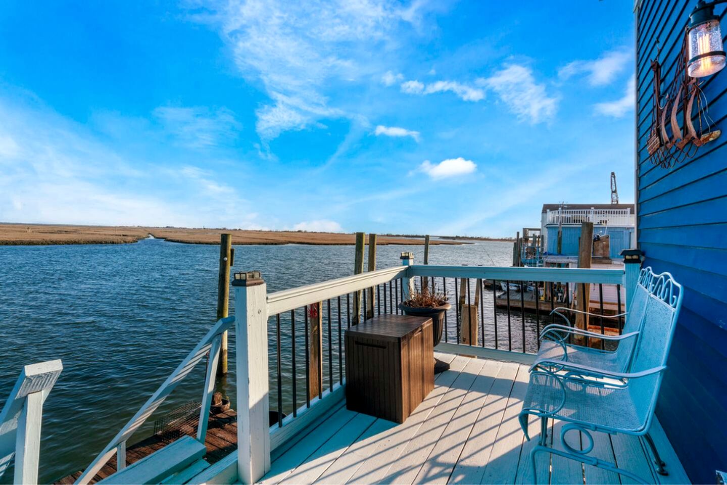 Unique Cozy A-Frame Houseboat Close to Jones Beach for an Unforgettable Coastal Getaway in Seaford, New York