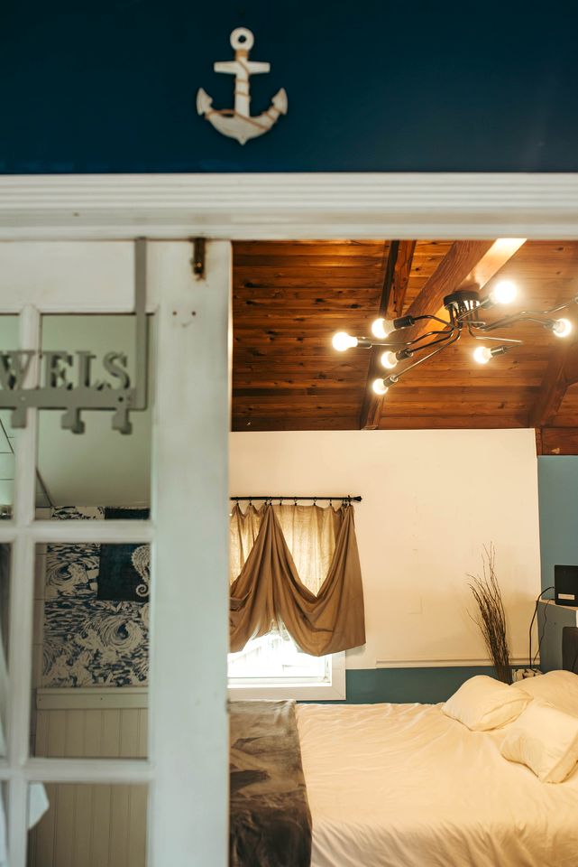 Unique Cozy A-Frame Houseboat Close to Jones Beach for an Unforgettable Coastal Getaway in Seaford, New York