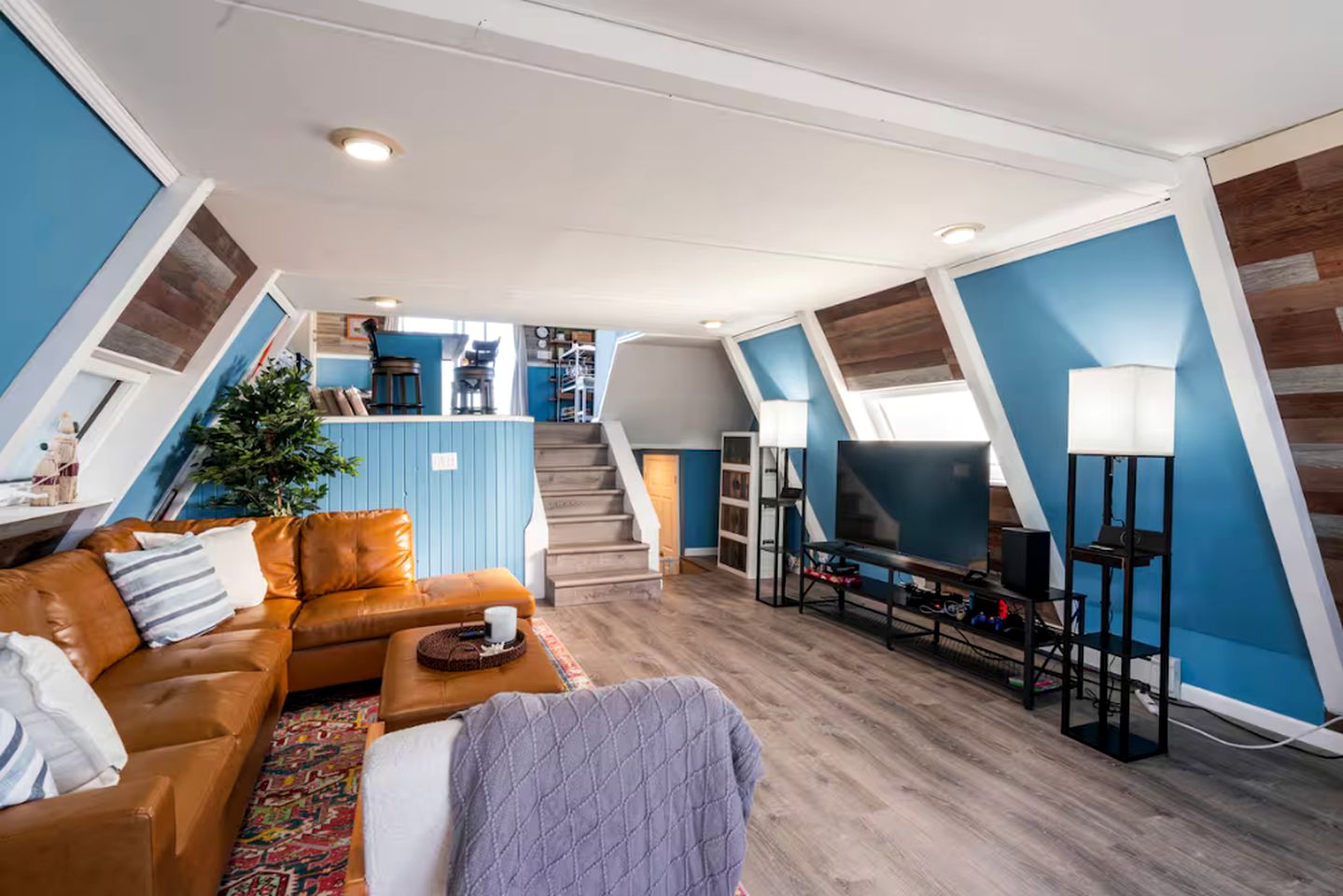 Unique Cozy A-Frame Houseboat Close to Jones Beach for an Unforgettable Coastal Getaway in Seaford, New York