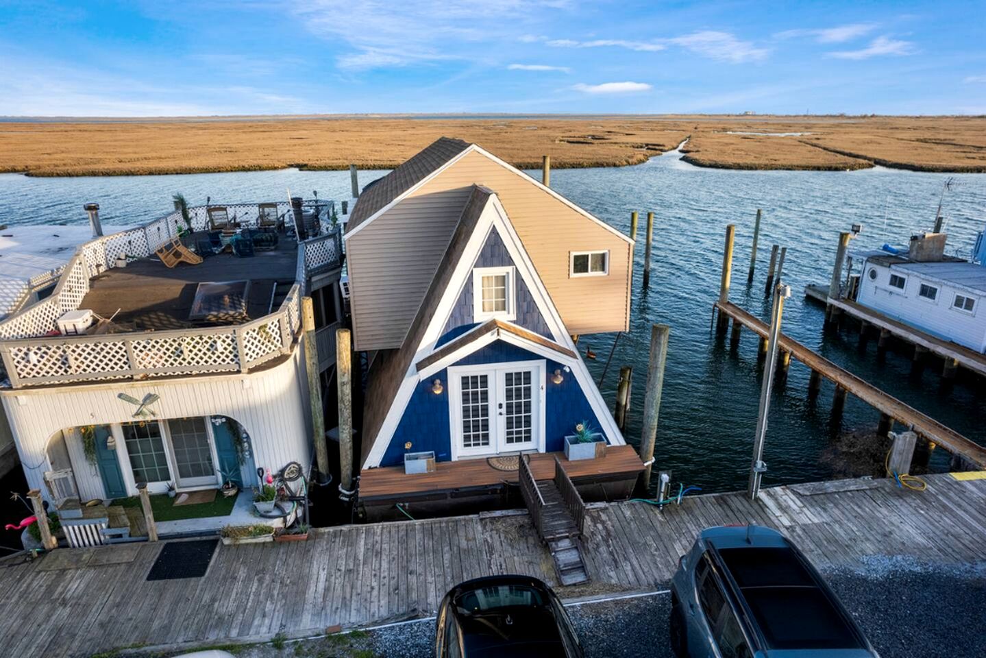 Unique Cozy A-Frame Houseboat Close to Jones Beach for an Unforgettable Coastal Getaway in Seaford, New York