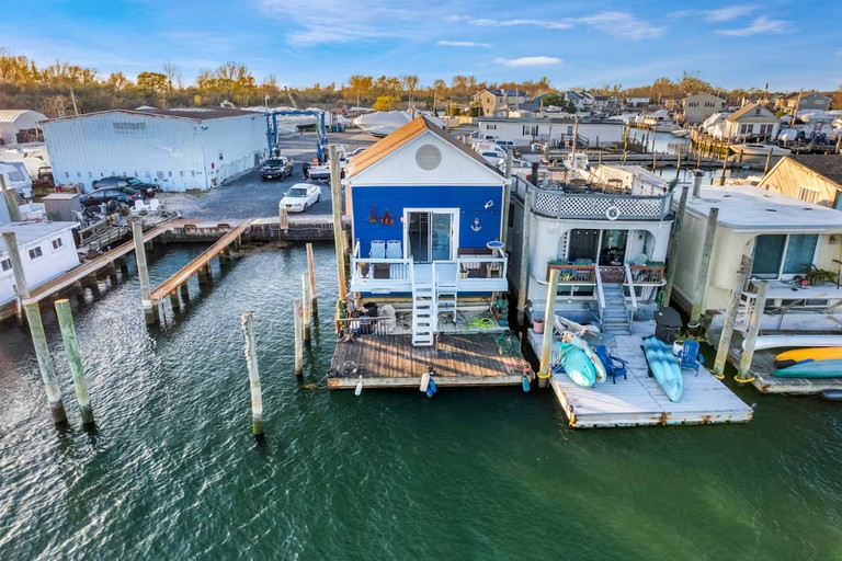 Floating Homes (United States of America, Seaford, New York)