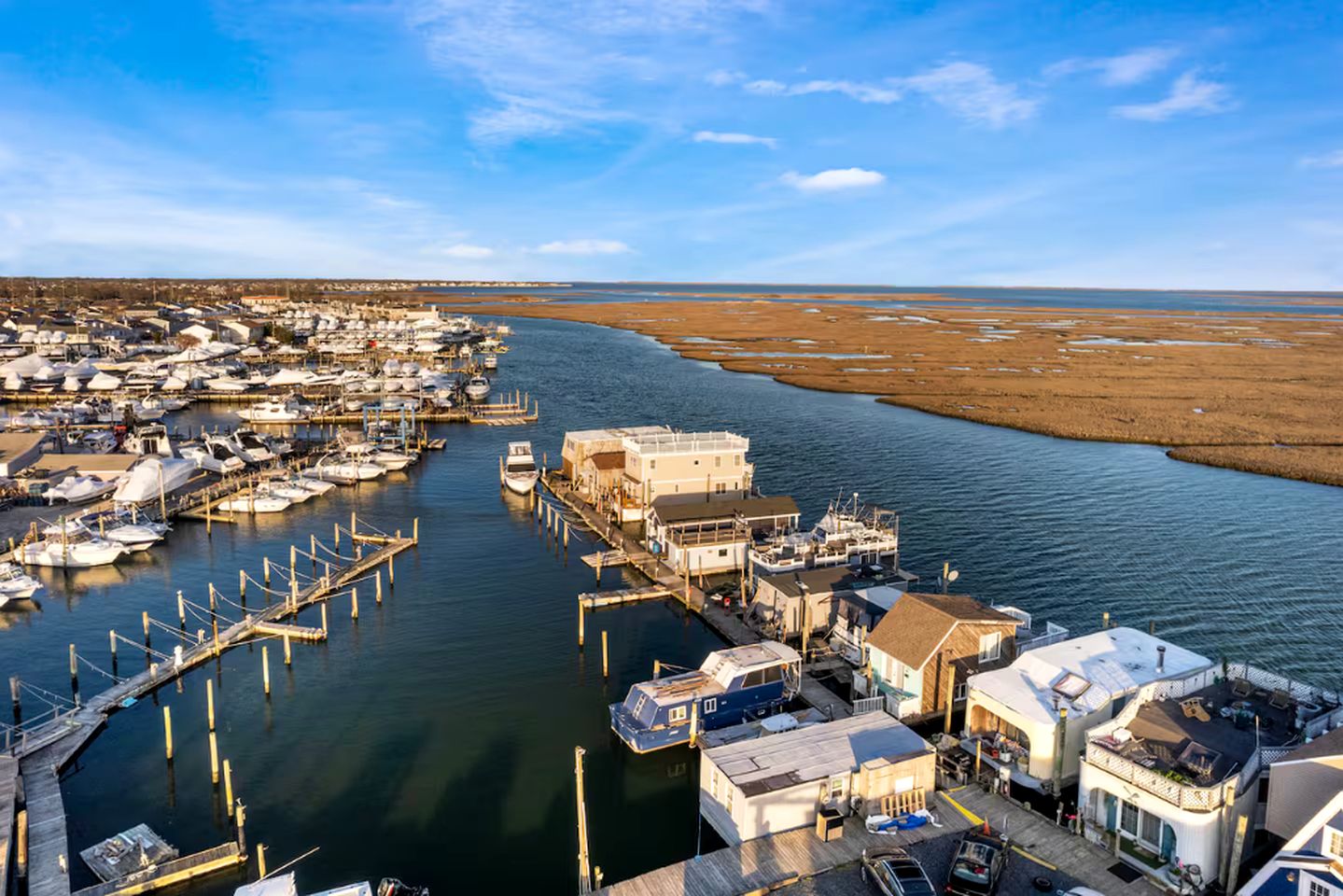 Unique Cozy A-Frame Houseboat Close to Jones Beach for an Unforgettable Coastal Getaway in Seaford, New York