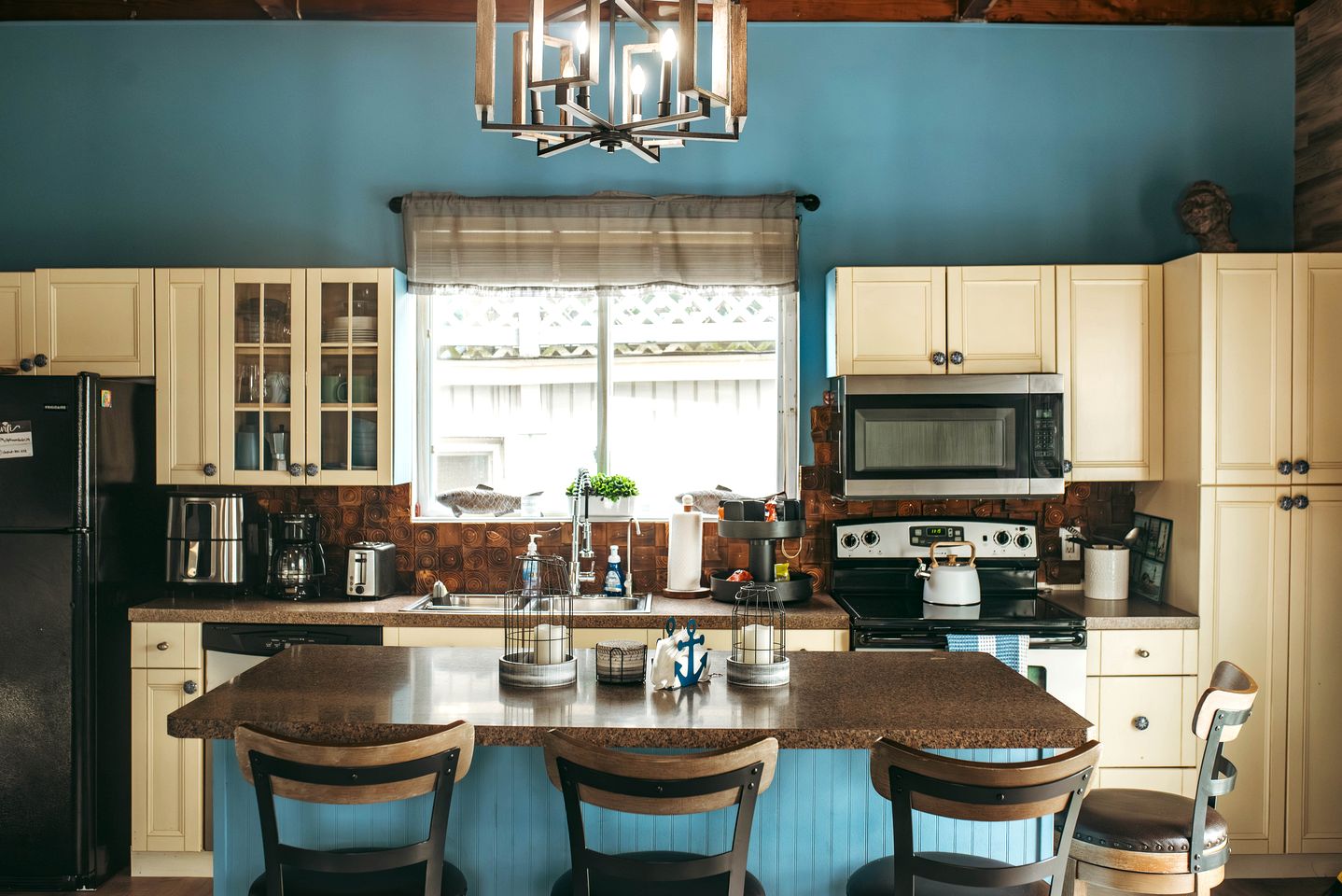 Unique Cozy A-Frame Houseboat Close to Jones Beach for an Unforgettable Coastal Getaway in Seaford, New York