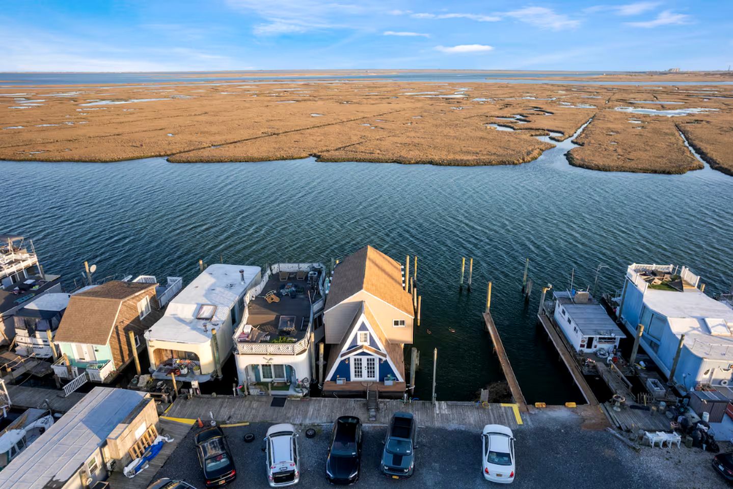 Unique Cozy A-Frame Houseboat Close to Jones Beach for an Unforgettable Coastal Getaway in Seaford, New York
