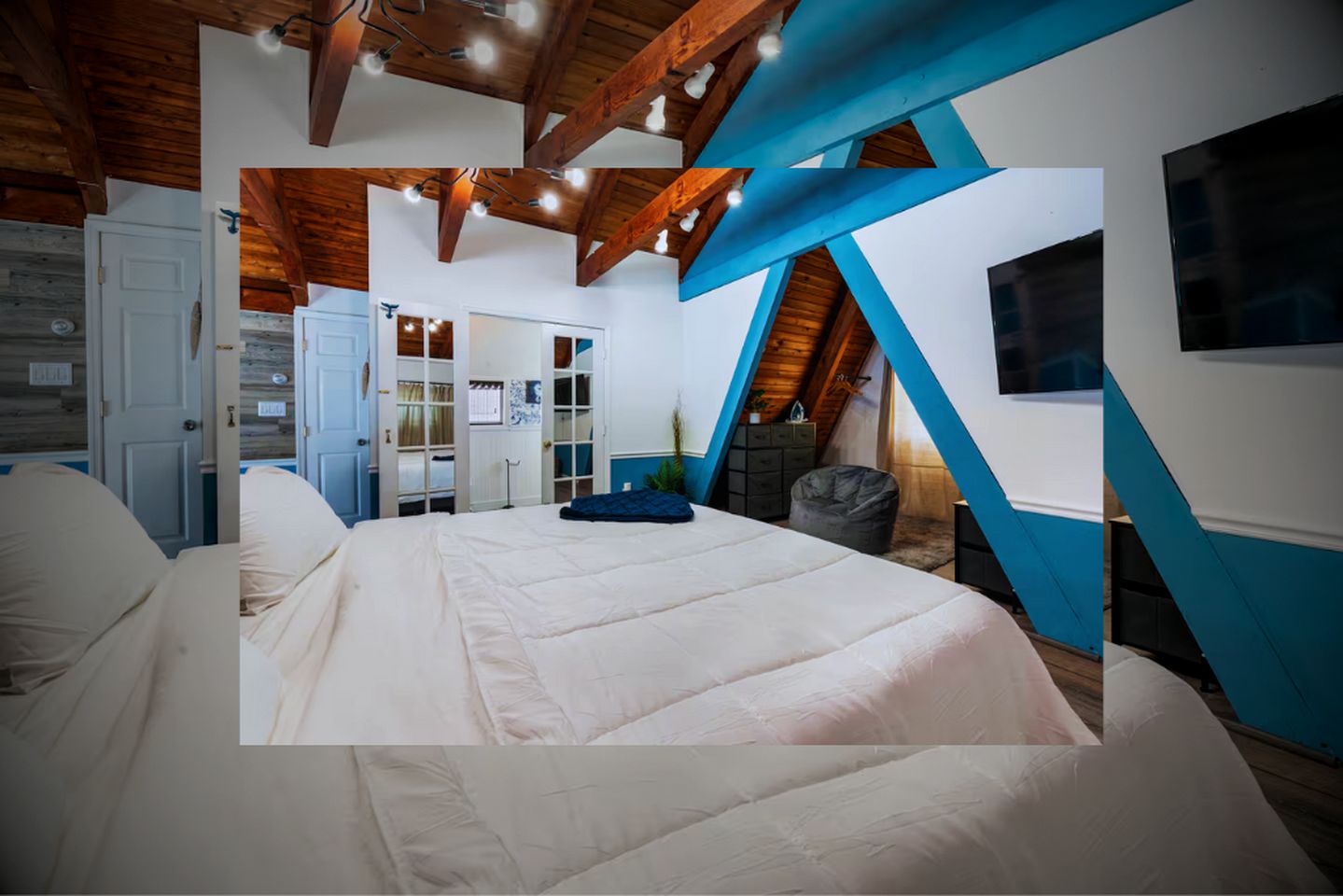 Unique Cozy A-Frame Houseboat Close to Jones Beach for an Unforgettable Coastal Getaway in Seaford, New York