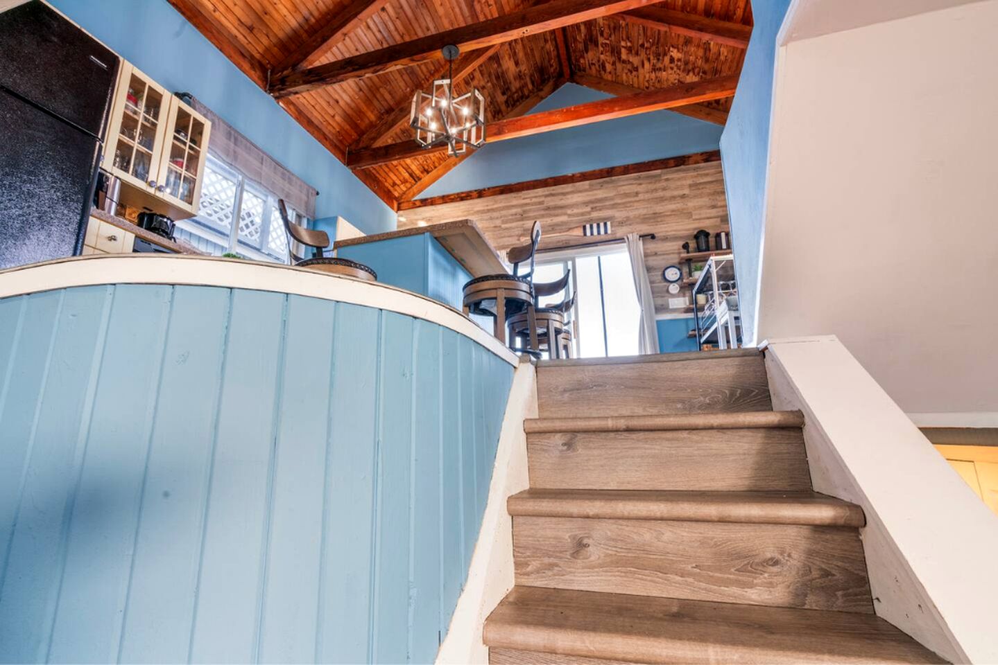 Unique Cozy A-Frame Houseboat Close to Jones Beach for an Unforgettable Coastal Getaway in Seaford, New York