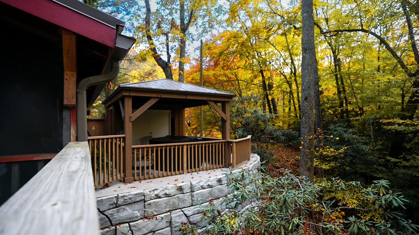 Cozy Rustic Cabin Nestled in the Scenic Reems Creek Valley for a Peaceful Mountain Escape Surrounded by Nature near the Pisgah National Forest in NC