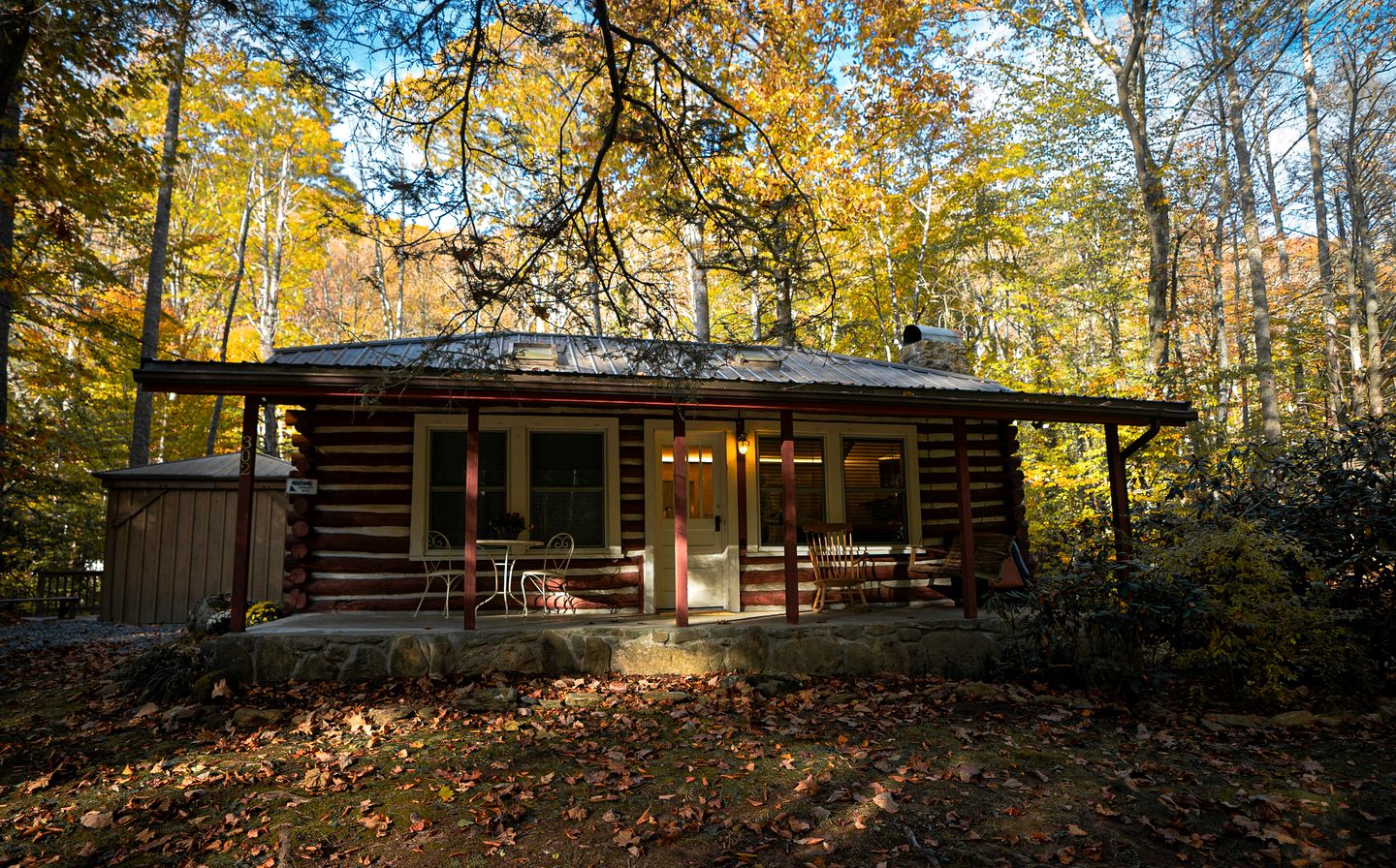 Cozy Rustic Cabin Nestled in the Scenic Reems Creek Valley for a Peaceful Mountain Escape Surrounded by Nature near the Pisgah National Forest in NC