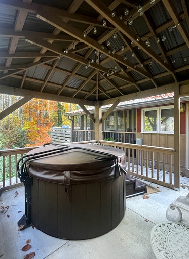 Cabins (United States of America, Weaverville, North Carolina)