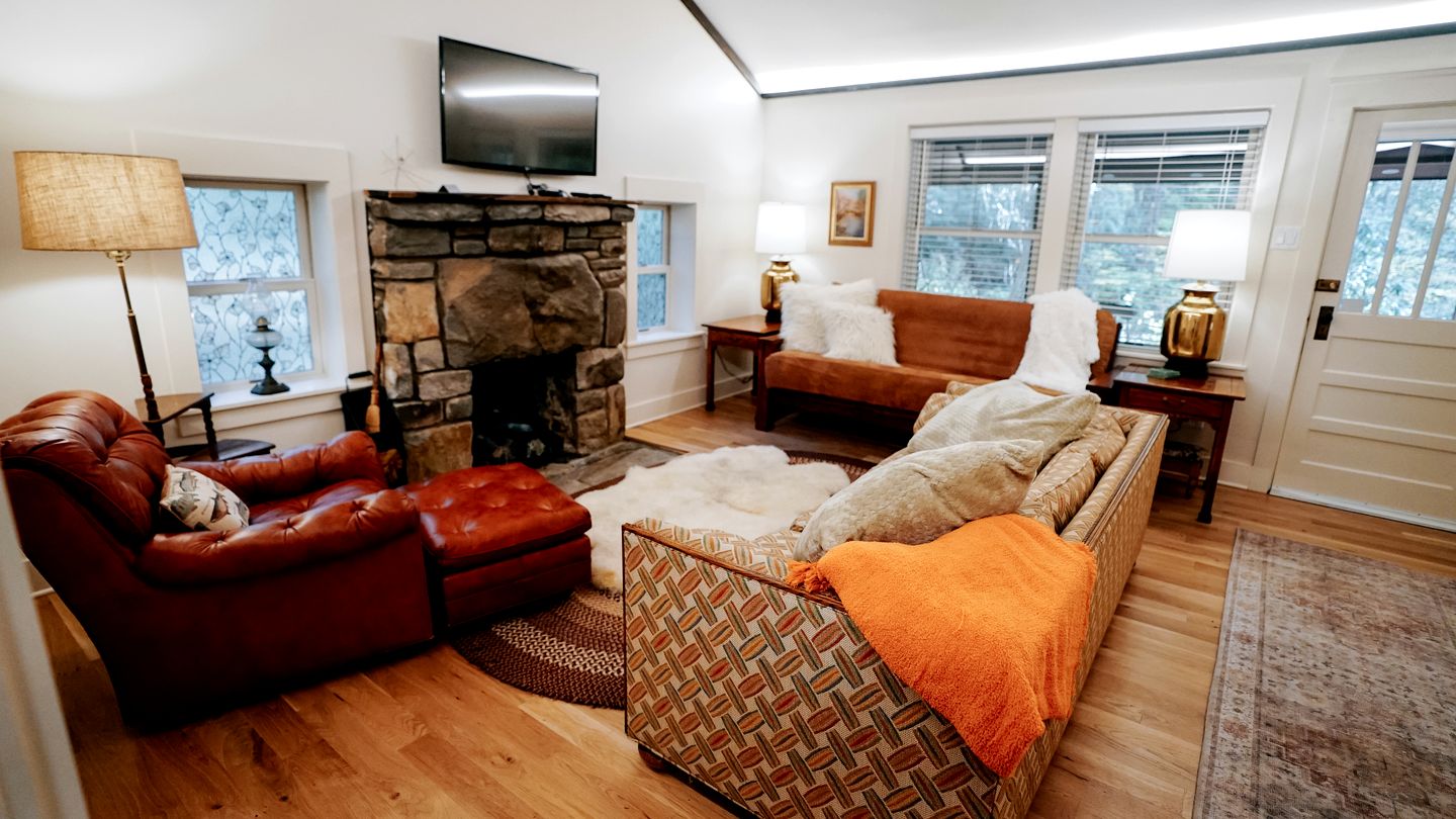 Cozy Rustic Cabin Nestled in the Scenic Reems Creek Valley for a Peaceful Mountain Escape Surrounded by Nature near the Pisgah National Forest in NC