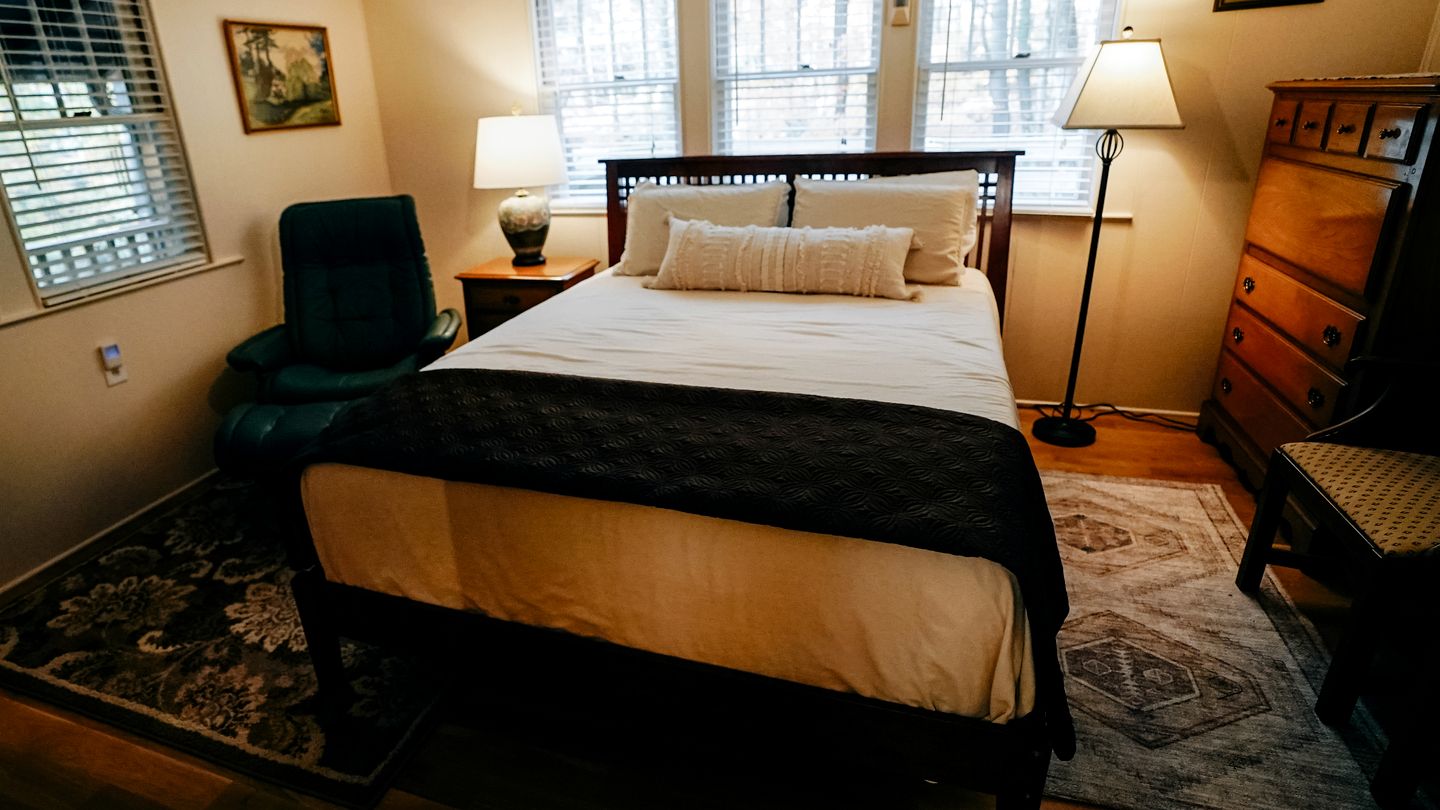 Cozy Rustic Cabin Nestled in the Scenic Reems Creek Valley for a Peaceful Mountain Escape Surrounded by Nature near the Pisgah National Forest in NC