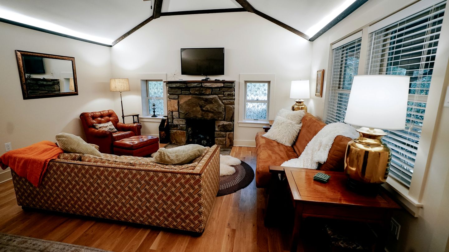 Cozy Rustic Cabin Nestled in the Scenic Reems Creek Valley for a Peaceful Mountain Escape Surrounded by Nature near the Pisgah National Forest in NC