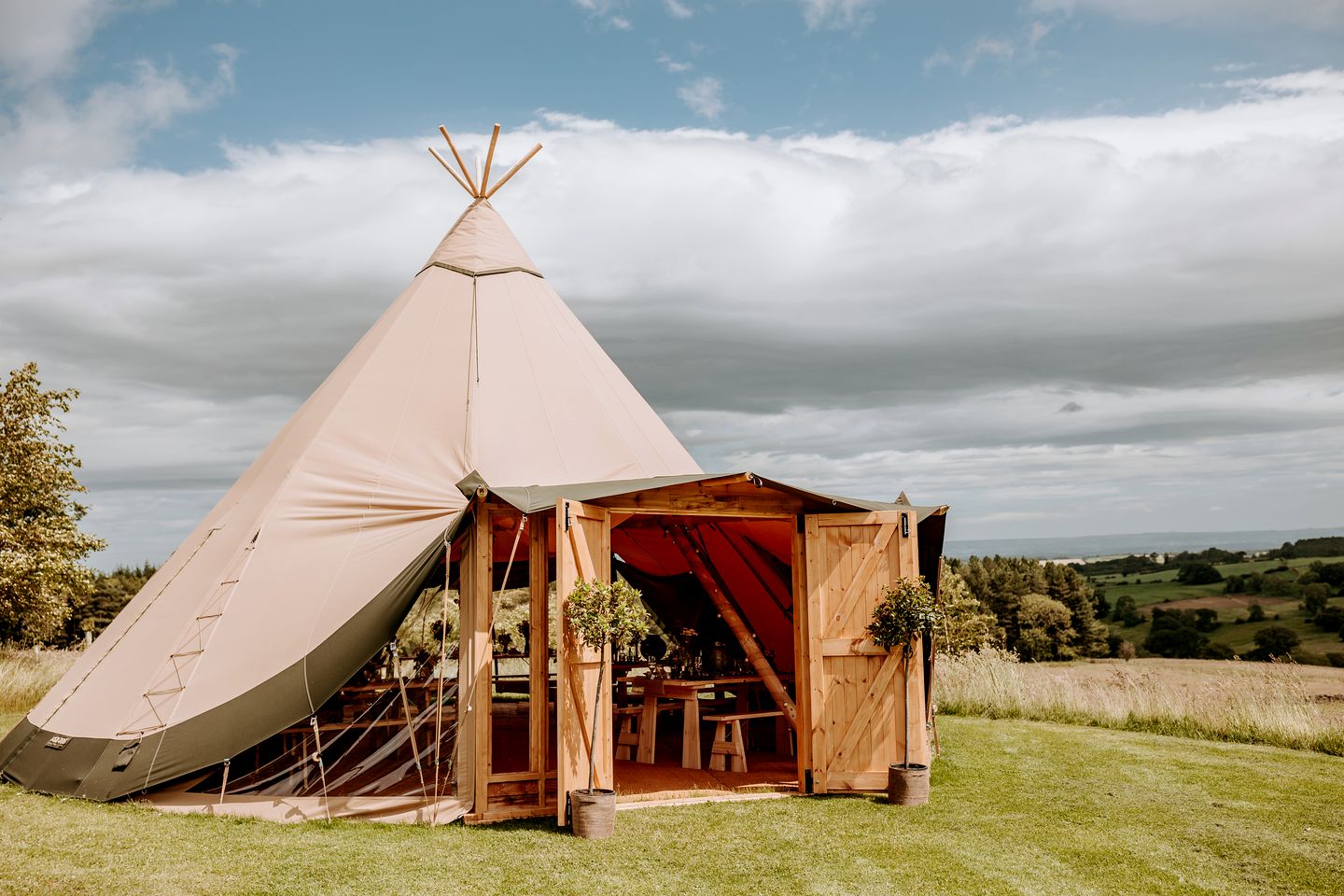 Unique Cabin-Yurt Hybrid for a Memorable Glamping Experience near Masham, England