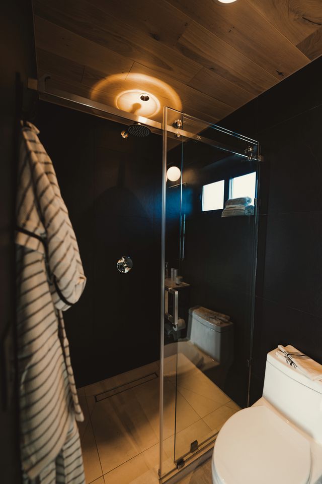 Luxurious Tiny House with Stunning Lake Tawakoni Views for an Unforgettable Escape near Quinlan, Texas