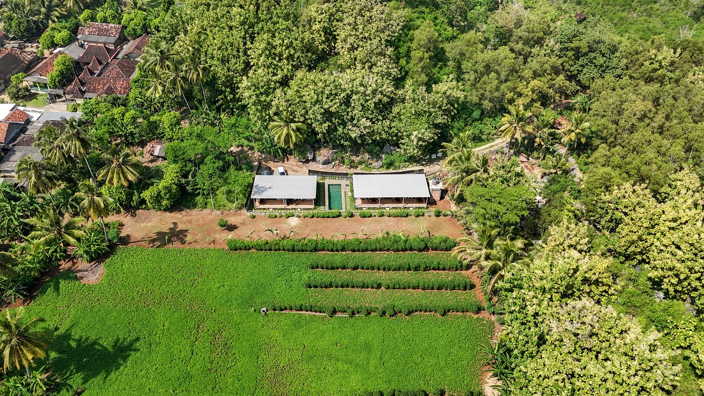 Eco-Friendly Hillside Retreat with Ocean Views near Watukarung, East Java