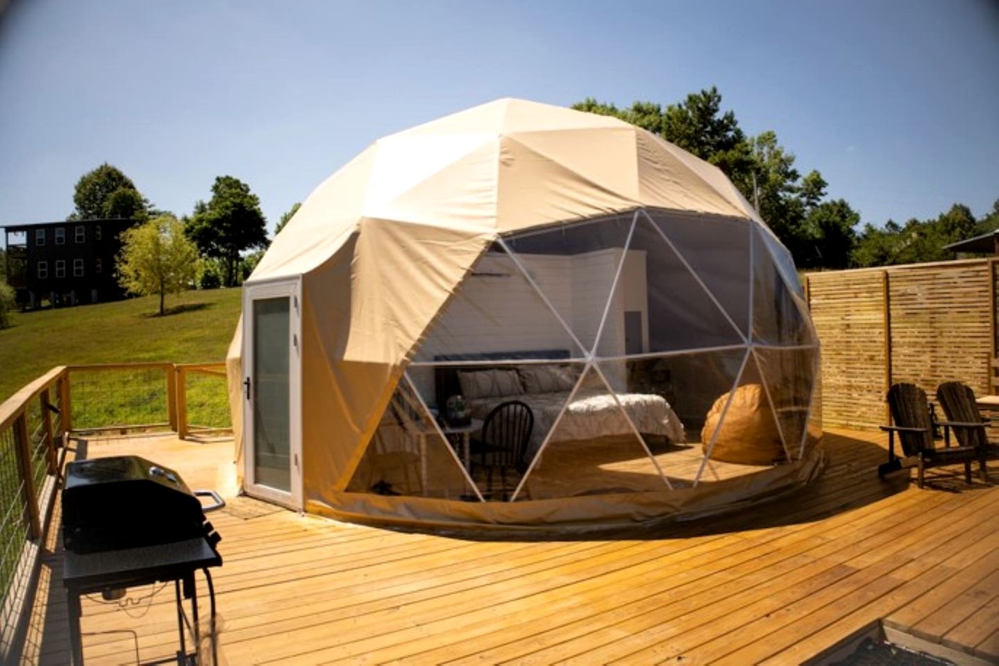 Romantic and Luxurious Glamping Dome in Eureka Springs, Equipped with an Indoor Hot Tub Perfect for a Weekend of Relaxation
